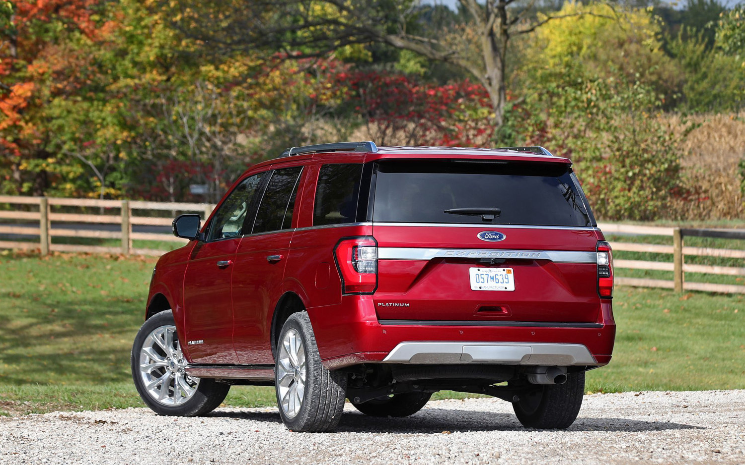 Comparison Ford Expedition Platinum 2018 vs GMC Yukon Denali 2017